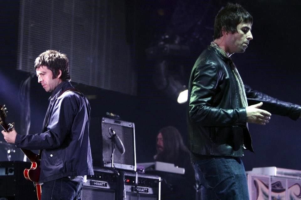 Noel y Liam se alistan para compartir escenario en público por primera vez desde la separación de su banda hace casi dos décadas, el viernes 4 de julio en el Principality Stadium de Cardiff. 