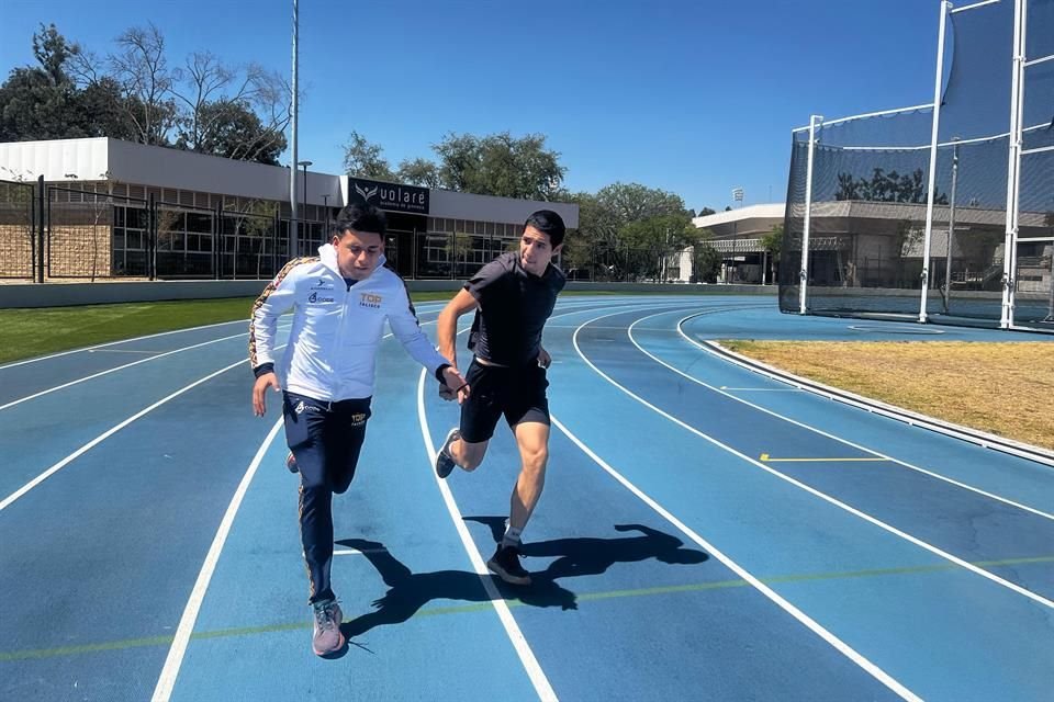 Óscar de Jesús Sánchez Macías (izq.) está listo para competir frente a sus familiares y amigos.