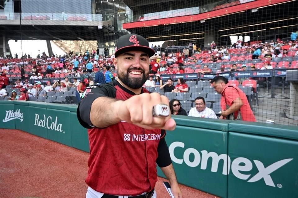 El lanzador Alemao Hernández, quien se encuentra con los Guerreros, recibió su anillo de campeonato del 2024 por parte de los Diablos Rojos.