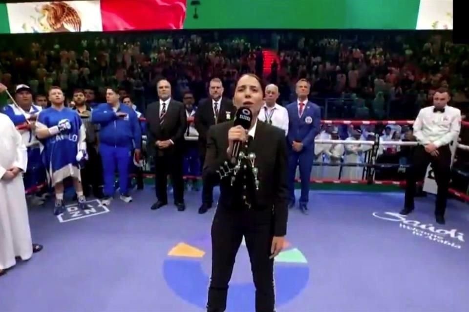 Majo Aguilar entonó el Himno Nacional Mexicano sin errores, previo a la pelea de Saúl 'Canelo' Álvarez contra William Scull.