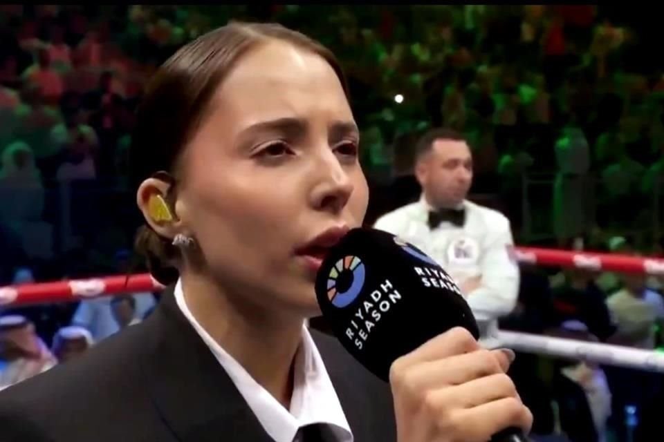 La cantante tuvo una buena interpretación y dio el tono correcto al Himno Nacional Mexicano.