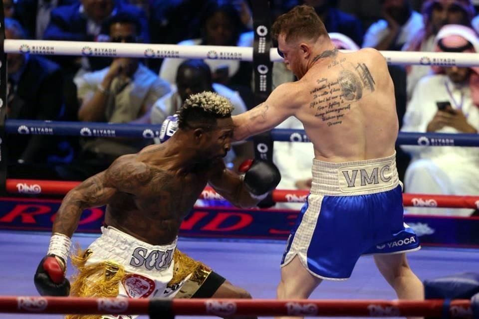 Canelo sumó victoria en su carrera.