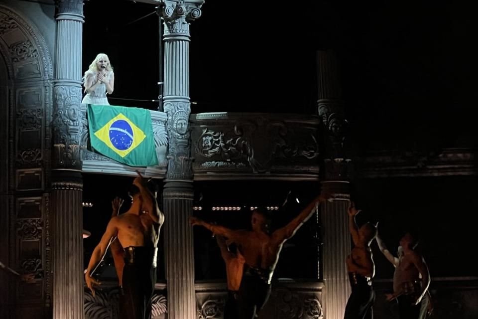 La policía brasileña arrestó a dos personas por un complot para detonar una bomba en el concierto de Lady Gaga en Río de Janeiro.
