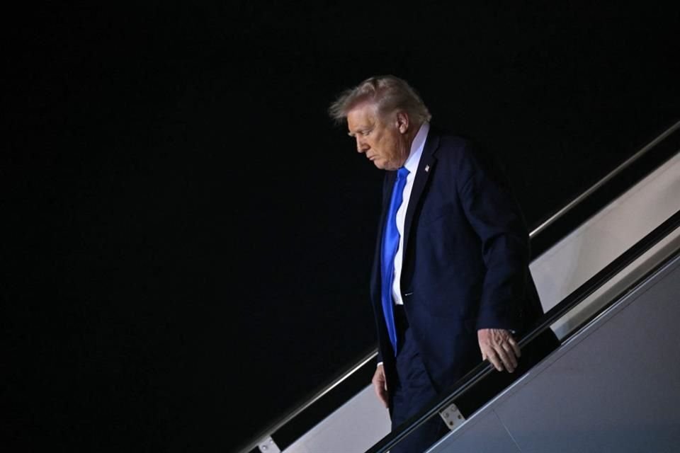 El Presidente Donald Trump desembarca del Air Force One a su llegada a West Palm Beach el 1 de mayo.