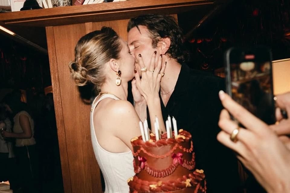 Gigi Hadid y Bradley Cooper oficializaron su romance en Instagram con un beso apasionado durante la fiesta de cumpleaños de la modelo.