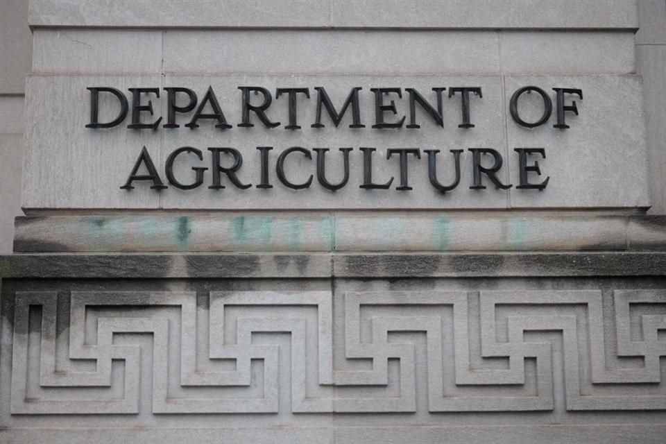 Más de 15 mil empleados del Departamento de Agricultura de EU han aceptado las ofertas de indemnización de Donald Trump.