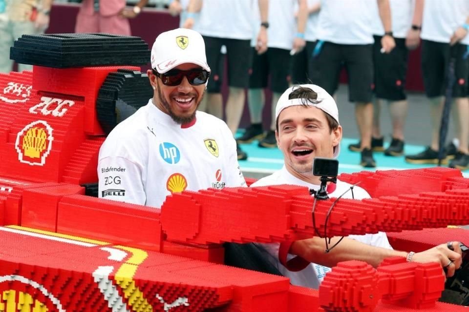 Charles Leclerc y Lewis Hamilton felices abordo del  Ferrari de Lego.