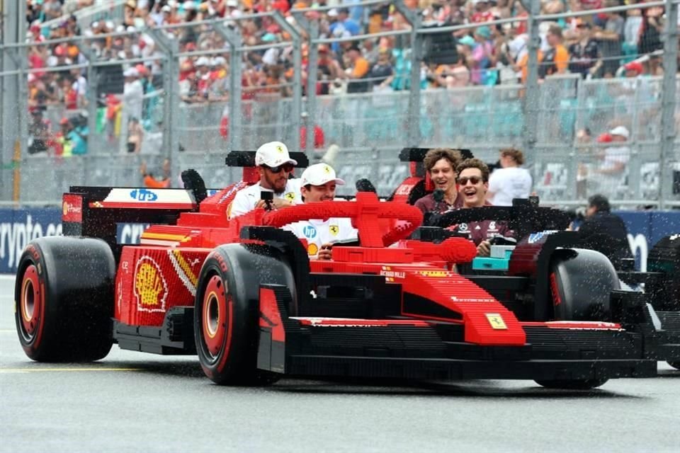 Russell tratando de no tener un contacto con el Ferrari de Leclerc.