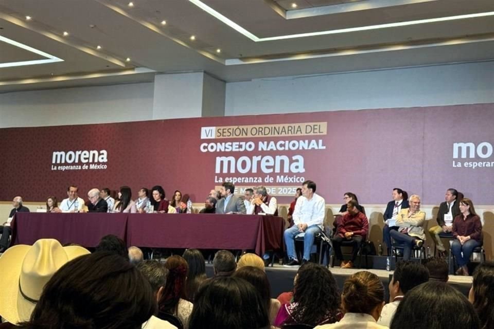 El Consejo Nacional de Morena se realiza a puerta cerrada en el WTC de la CDMX, con la presencia de legisladores, gobernadores y otros políticos.