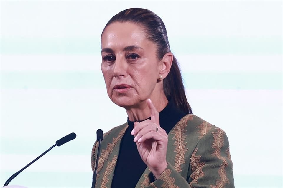 Sheinbaum advirtió a morenistas que no se confíen, pues 'es mucho lo que está en juego'; llamó a no caer en lujos ni campañas anticipadas.