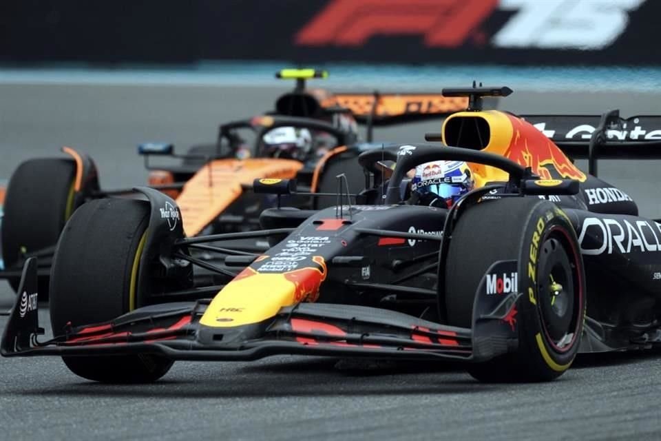 Max Verstappen no tuvo auto para competirle a los McLaren.