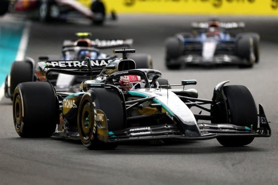 George Russell volvió a subir al podio tras contener al neerlandés de Red Bull.