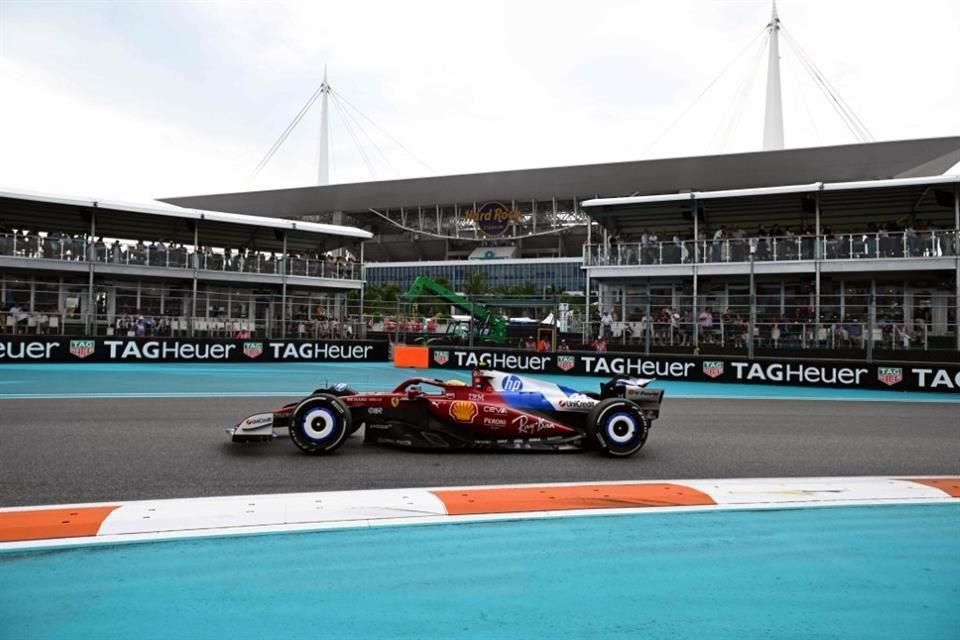 Lewis Hamilton ventiló los problemas internos que hay en Ferrari y al final protagonizó un polémico duelo con Carlos Sainz.