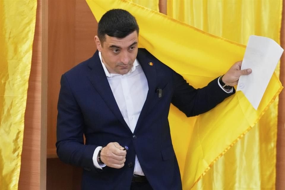El candidato George Simion después de votar en las presidenciales en Rumania, el 4 de mayo del 2025.