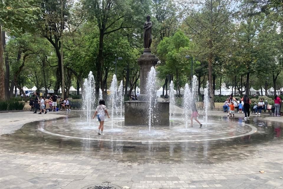Debido a las altas temperaturas, capitalinos decidieron refrescarse en las fuentes de la Alameda Central.