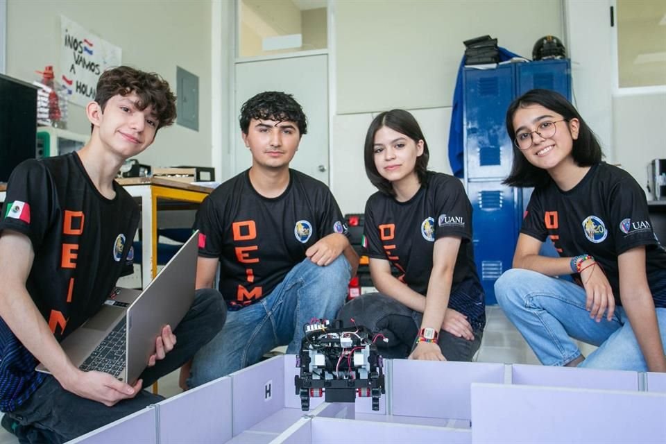 Meanwhile, students from UANL's Prepa 20 won tickets to participate in a contest in the Netherlands.