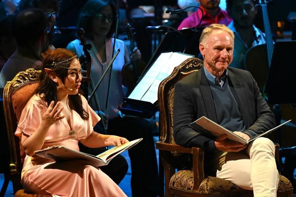 Olivia Lagunas, actriz, acompañó a Dan Brown en la lectura sinfónica que el autor ofreció este domingo en Bellas Artes.