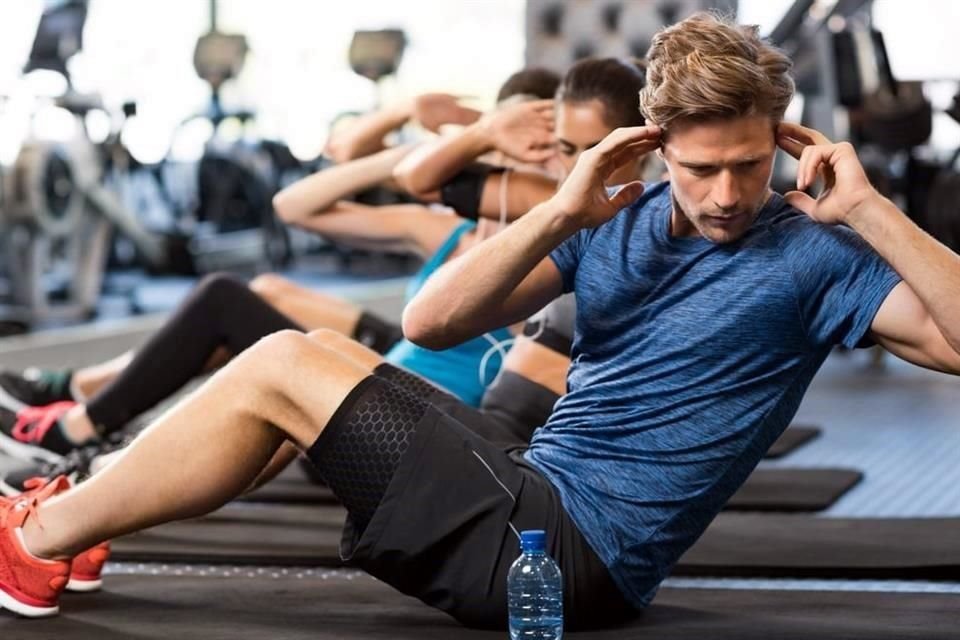 Los abdominales son uno de los ejercicios más recomendados para bajar la panza en una rutina.
