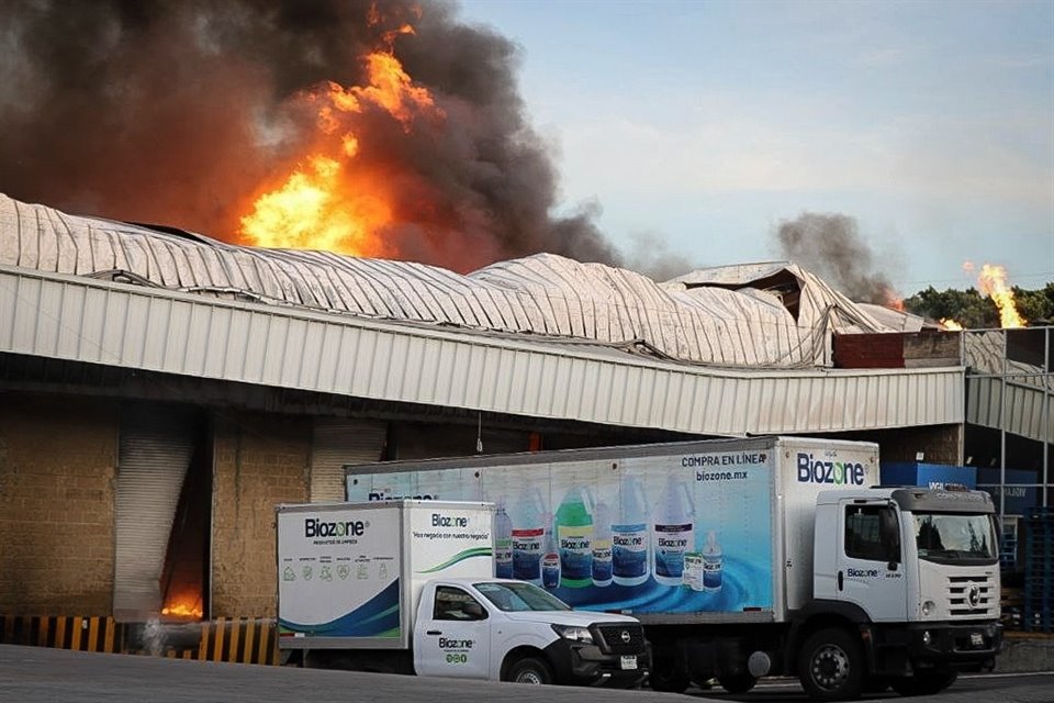 Una fábrica se incendió en Colón Industrial.