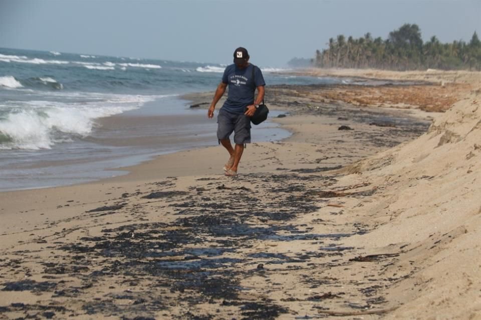 La zona costera del Municipio de Paraíso, Tabasco, amaneció contaminada con hidrocarburo, por lo que Ayuntamiento restringió el acceso al mar.