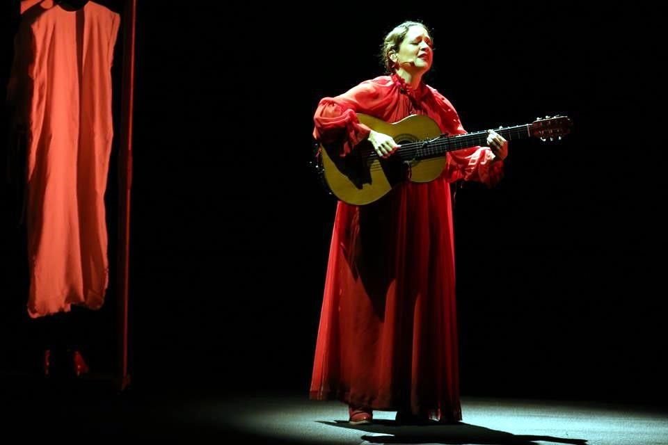 Natalia Lafourcade samimi bir gösteri sunarken, müzikle de dolu dolu bir performans sergiledi.