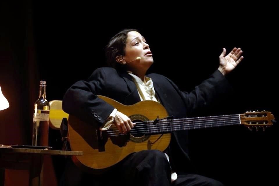 Şarkıcı ve söz yazarı, Guadalajara'da yeni albümü 'Cancionera'yı büyük bir teatrallikle tanıttı.
