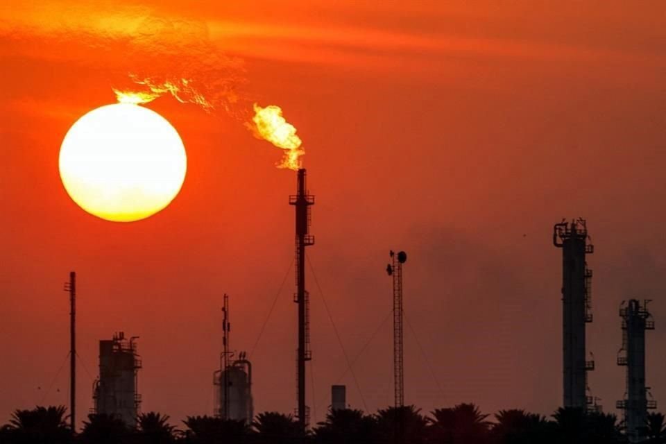 Goldman Sachs recortó su previsión para el precio del Brent y WTI en 2 y 3 dólares, respectivamente.