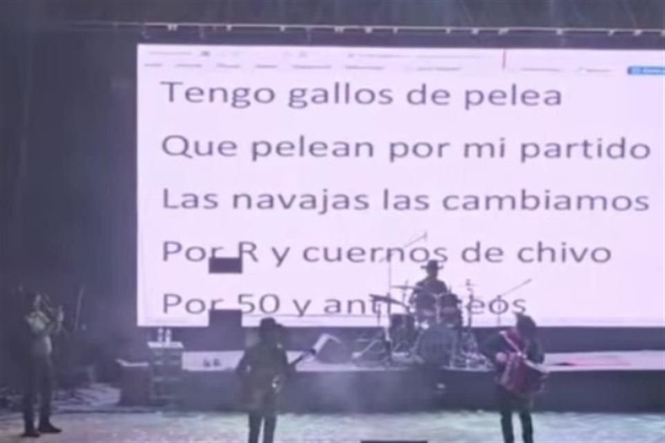 La agrupación Los Alegres del Barranco proyectó en pantalla las letras de los narcocorridos '701' y 'El del palenque'.