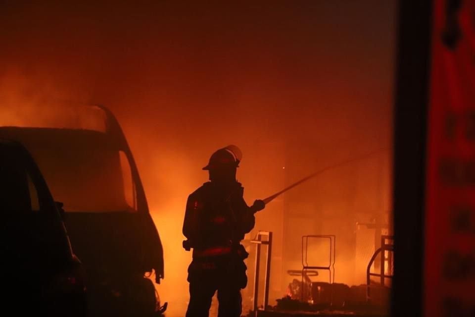 Incendio en zona industrial de Guadalajara.