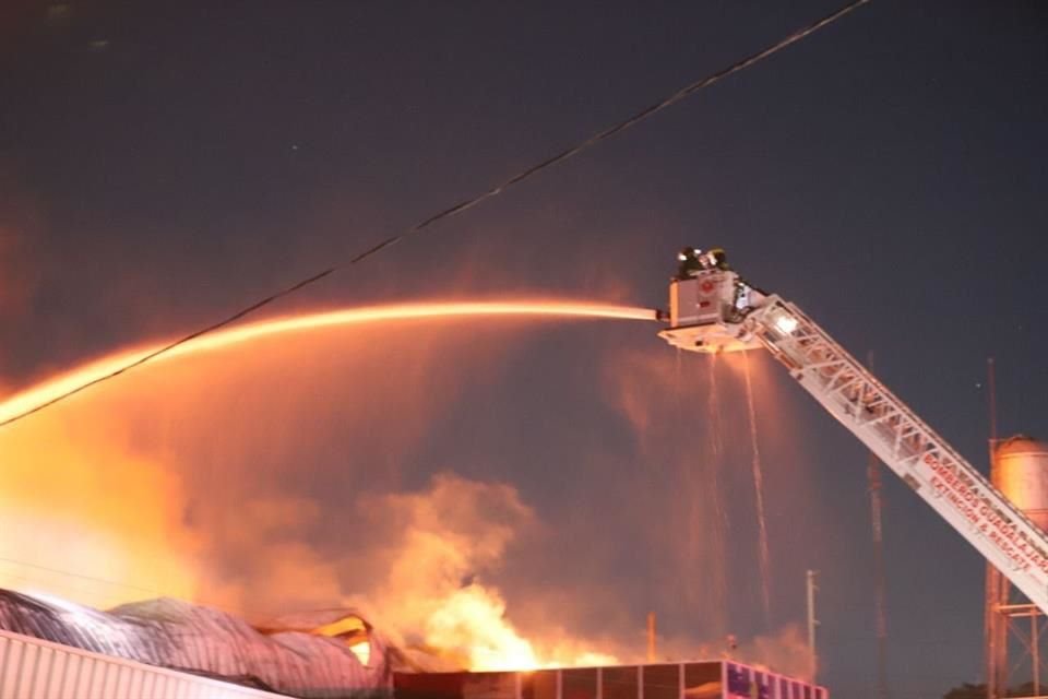 Incendio en zona industrial de Guadalajara.