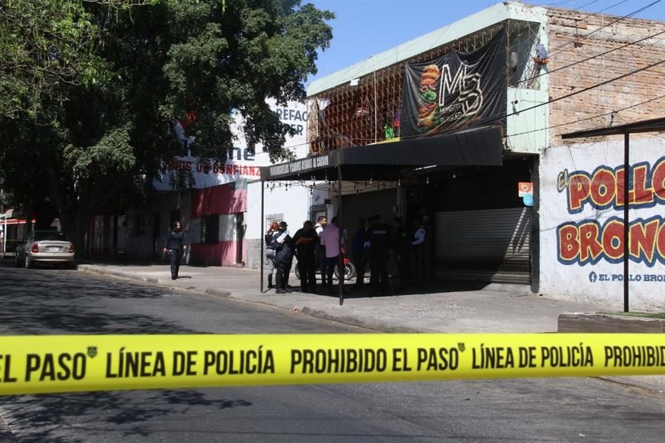 Tras el señalamiento, los policías los aseguraron y les encontraron una pantalla y el monto de lo robado.