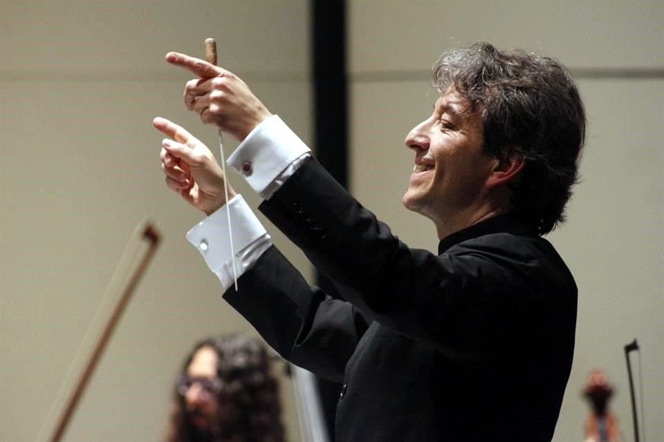 OJUEM'in yeni direktörü José Areán olacak; Fotoğrafta, 2017-2020 yılları arasında şefliğini yaptığı Aguascalientes Senfoni Orkestrası ile verdiği konser görülüyor.
