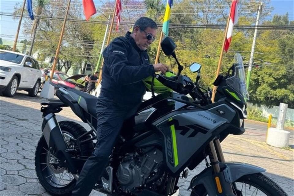 El morenista Félix Salgado presume en redes sociales su afición por las motocicletas, de entre las cuales algunas están por arriba del medio millón de pesos.
