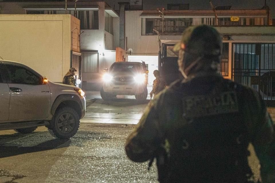Policías resguardan la entrada de una morgue en Trujillo, tras el encuentro de 13 muertos en Perú, el 5 de mayo del 2025.