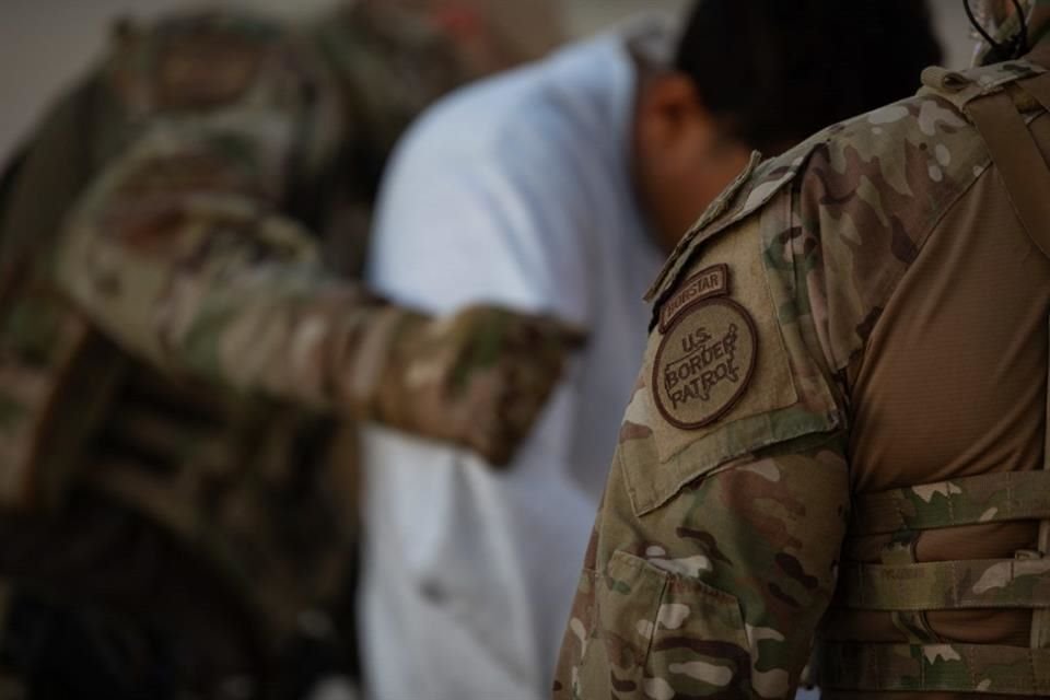 Agentes de ICE participan en deportaciones en Texas, el 8 de febrero del 2025.