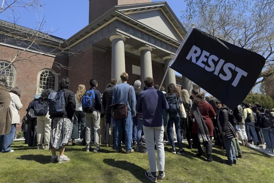 Estudiantes, docentes y miembros de la comunidad de la Universidad de Harvard durante una protesta, el 17 de abril de 2025, en Cambridge, Massachusetts.