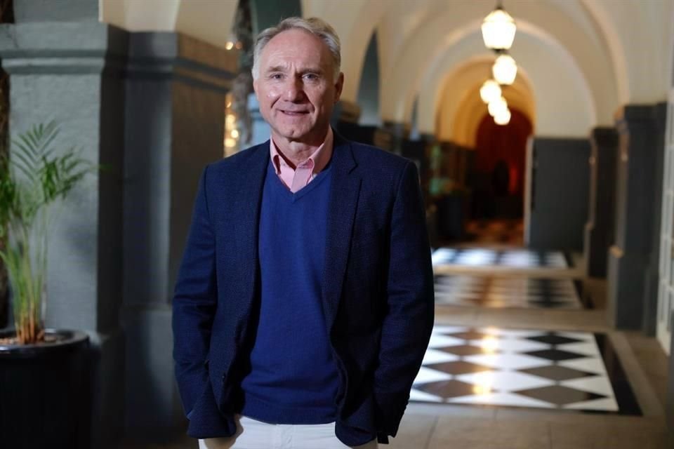 El escritor Dan Brown, famoso por la saga del Código Da Vinci, revela su faceta como compositor.