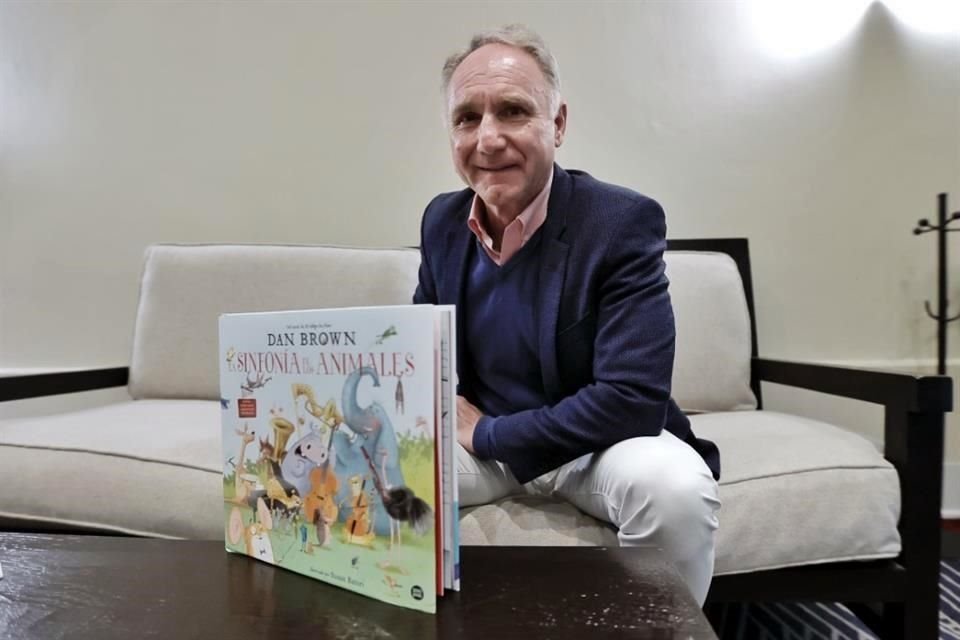 El escritor presentó 'La sinfonía de los animales', un libro infantil que es también una obra musical.