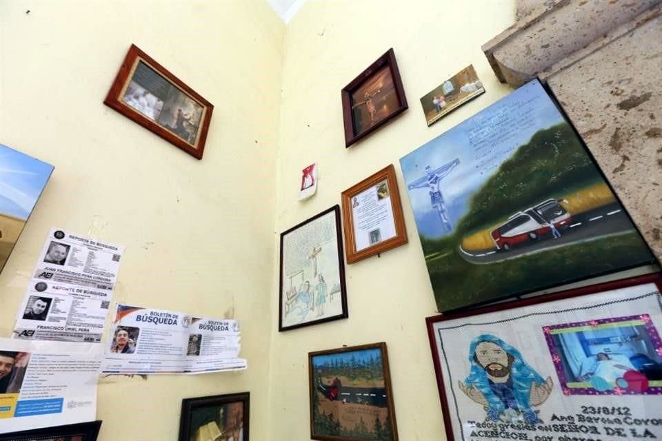 Cemaatin duvarlarında kayıp şahıslar için yakınları tarafından konulan arama kartları yer alıyor.