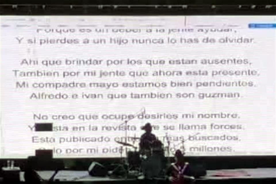 La agrupación Los Alegres del Barranco proyectó en pantalla las letras de los narcocorridos '701' y 'El del palenque' durante su presentación en Cihuatlán.