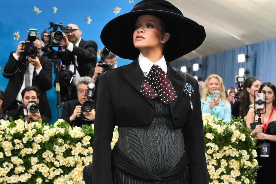 Deslumbra Rihanna con su pancita de embarazada en la Met Gala 2025, confirmando que espera su tercer hijo con A$AP Rocky.