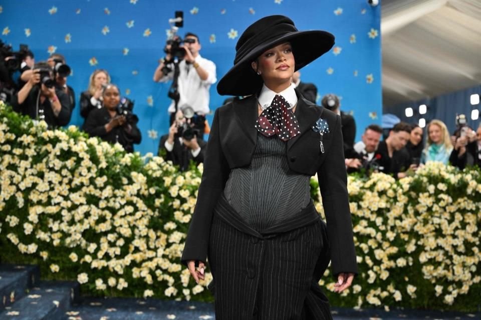 Fue la llegada triunfal de la intérprete a la Met Gala 2025, luciendo su vientre de embarazada en un elegante vestido negro, lo que confirmó la noticia.