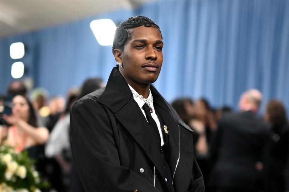 A$AP Rocky con un traje clásico y muchos accesorios, como una sombrilla con diamantes.