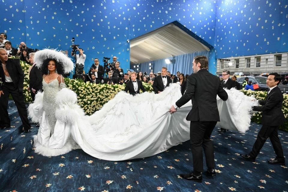 Diana Ross y su vestido adornado con cristales y una capa con los nombres de sus hijos y nietos.