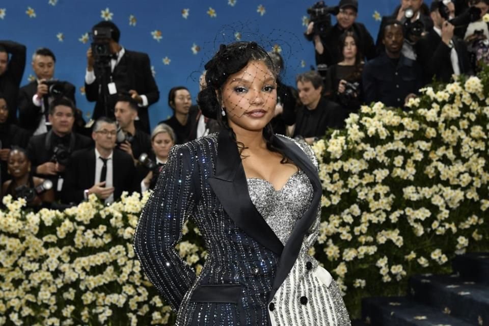 La actriz Halle Bailey portó un original bitono de Coach.