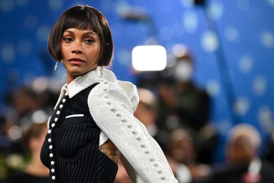 Zoe Saldaña estrenó corte de cabello y un corset Thom Browne.