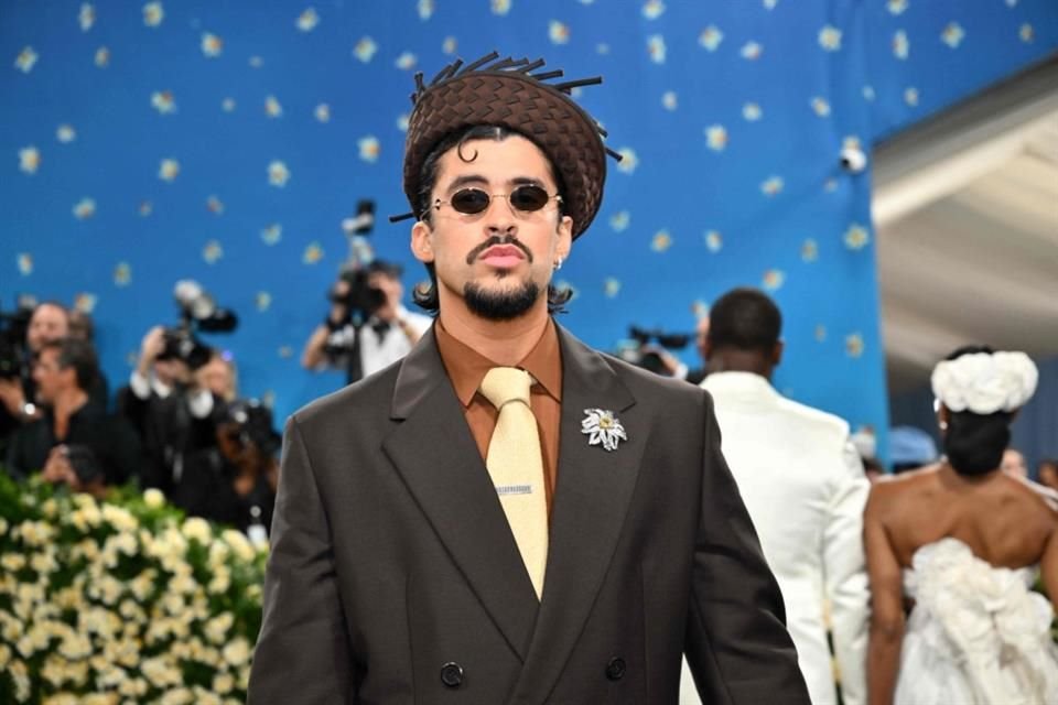 Bad Bunny, por su parte, se atrevió con un traje XL de Prada acompañado de un original sombrero.