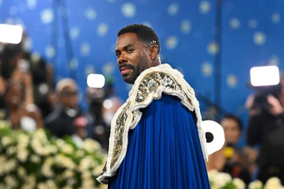 Colman Domingo llegó con una capa en memoria del fallecido editor de Vogue, Andrew Leon Talley, realizada por la casa Valentino.