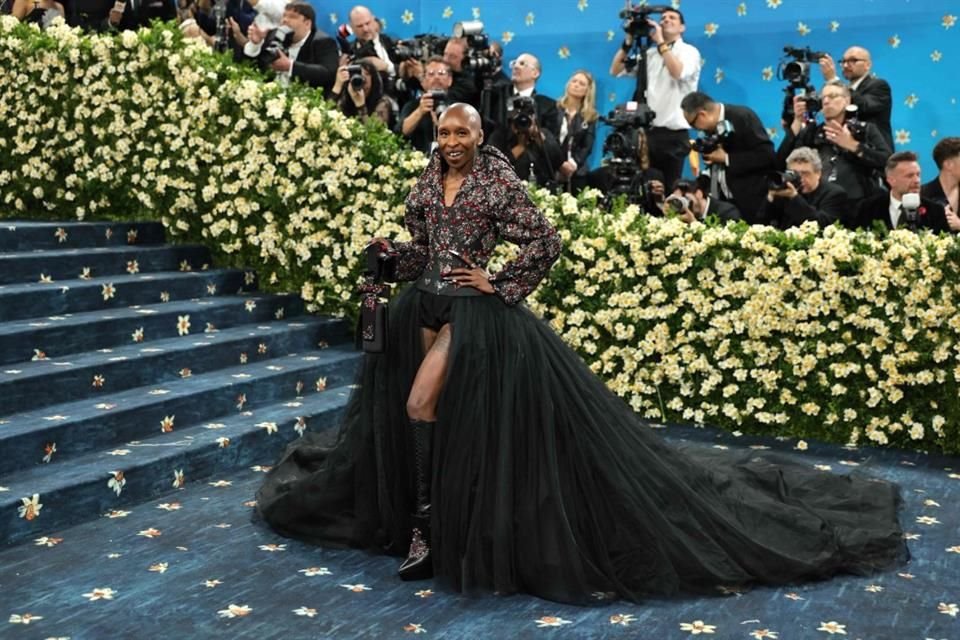 Cynthia Erivo sorprendió con un traje con cuello estructurado y gran falda amplia de Givenchy todo bordado con cristales de Swarvoski.