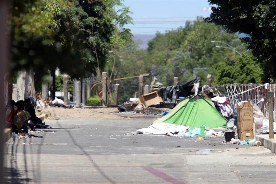 Personas en situación de calle improvisan refugios en Avenida Inglaterra y Avenida Niños Héroes.
